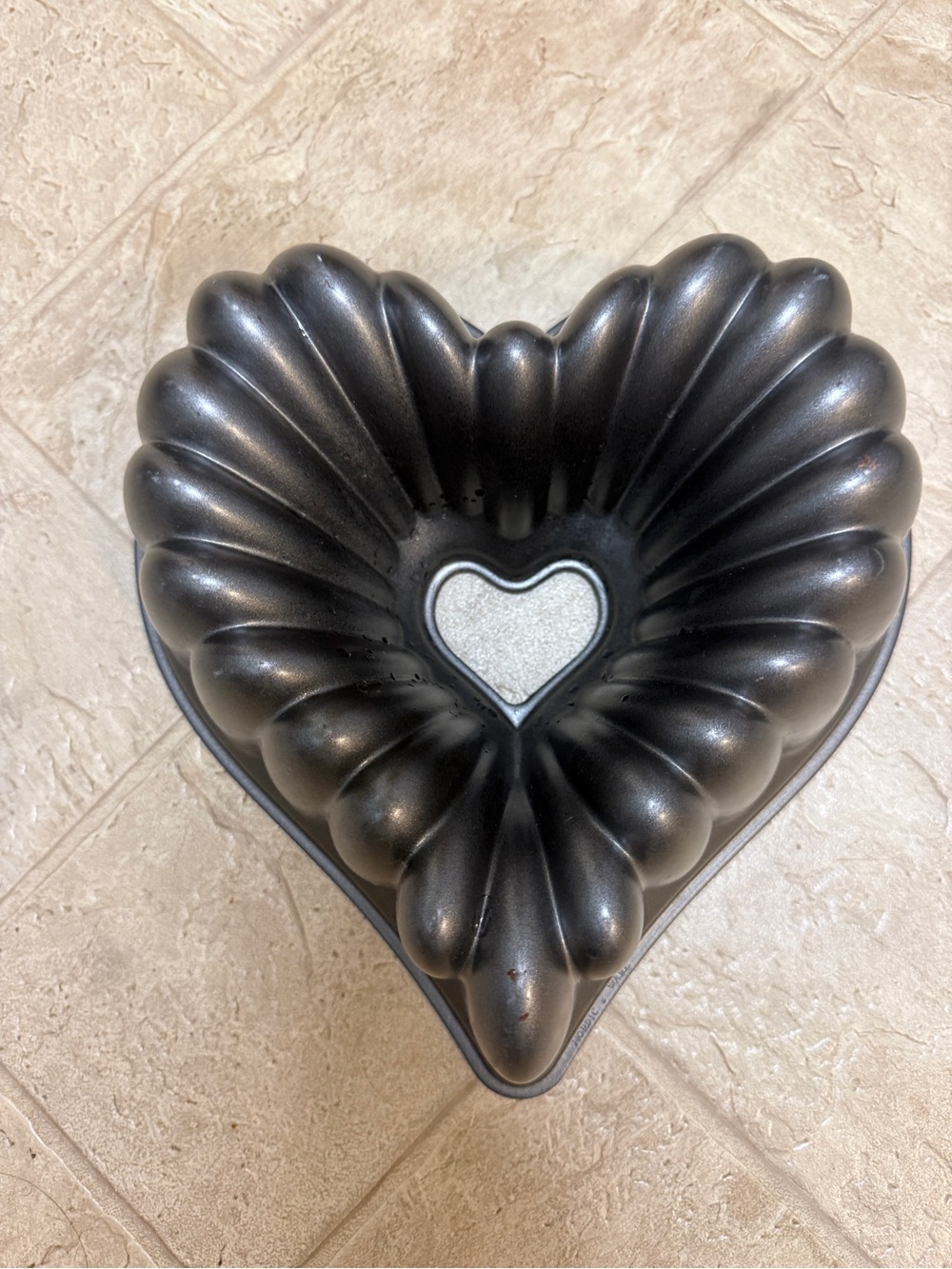 Nordic Water Heart-Shaped Bundt Cake Pan - Metallic Black